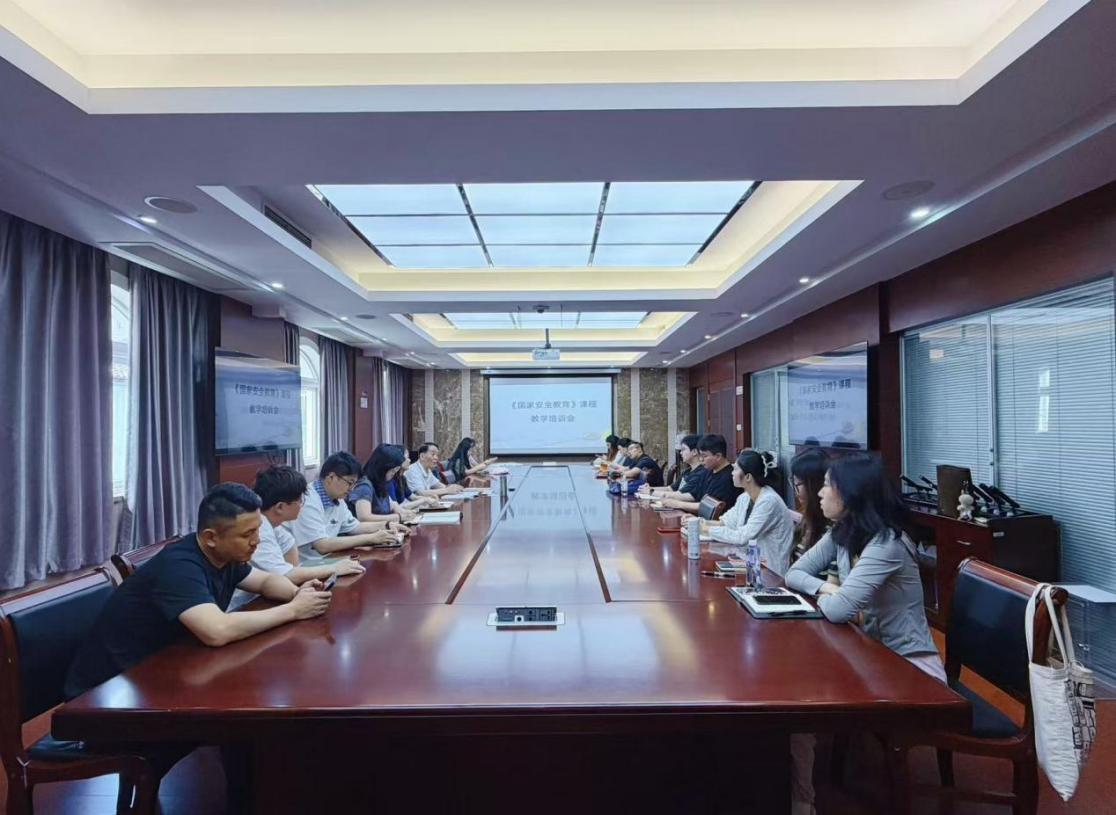 精研教学强根基 铸牢安全育人魂